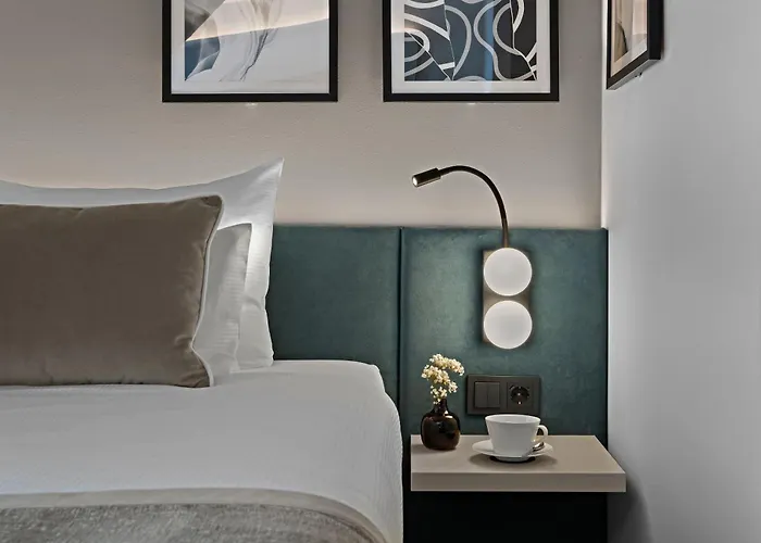 Leonardo Westbahnhof 4* Viena